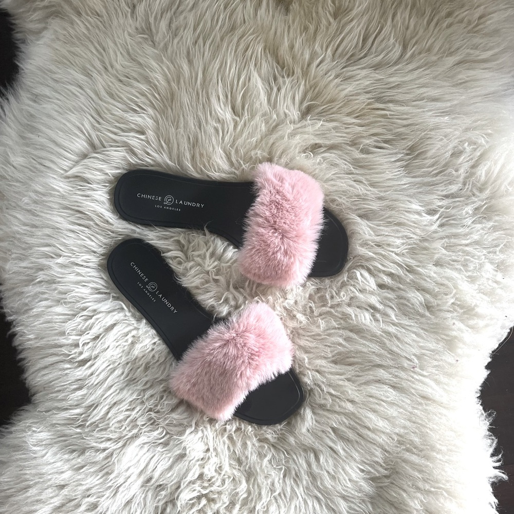 CHINESE LAUNDRY FAUX FUR SLIDE SANDAL